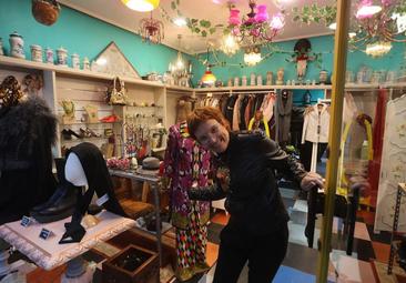 Tienda vintage en Bilbao ropa de firma de Elvira y sus amigas Elvira vende su ropa de firma y la de sus amigas en su nueva tienda vintage de Bilbao El